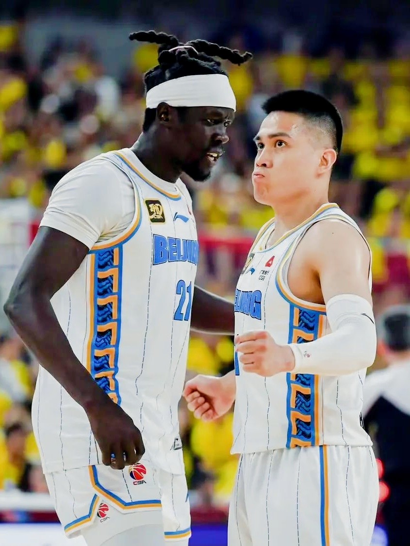 关于CBA季后赛集结日再迎强敌；门兴格拉德巴赫门线救险；主帅态度——态度坚定；更衣室氛围转暖的信息